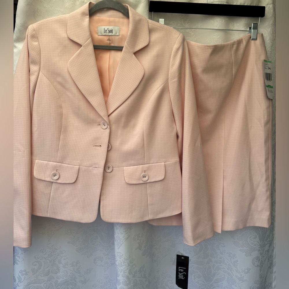 Le Suit 2-Piece Blush Pink Skirt Suit | Size 8 | Classic Tailored Set